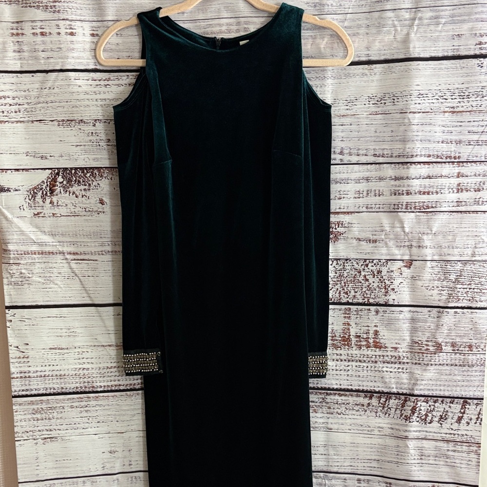 Elegant Green Velvet Dress with Embellished Cuffs
